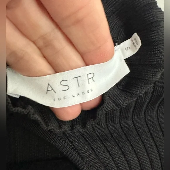 ASTR the Label Black Elia Mock Neck Cutout Sweater Size Small Crop - Picture 3 of 5